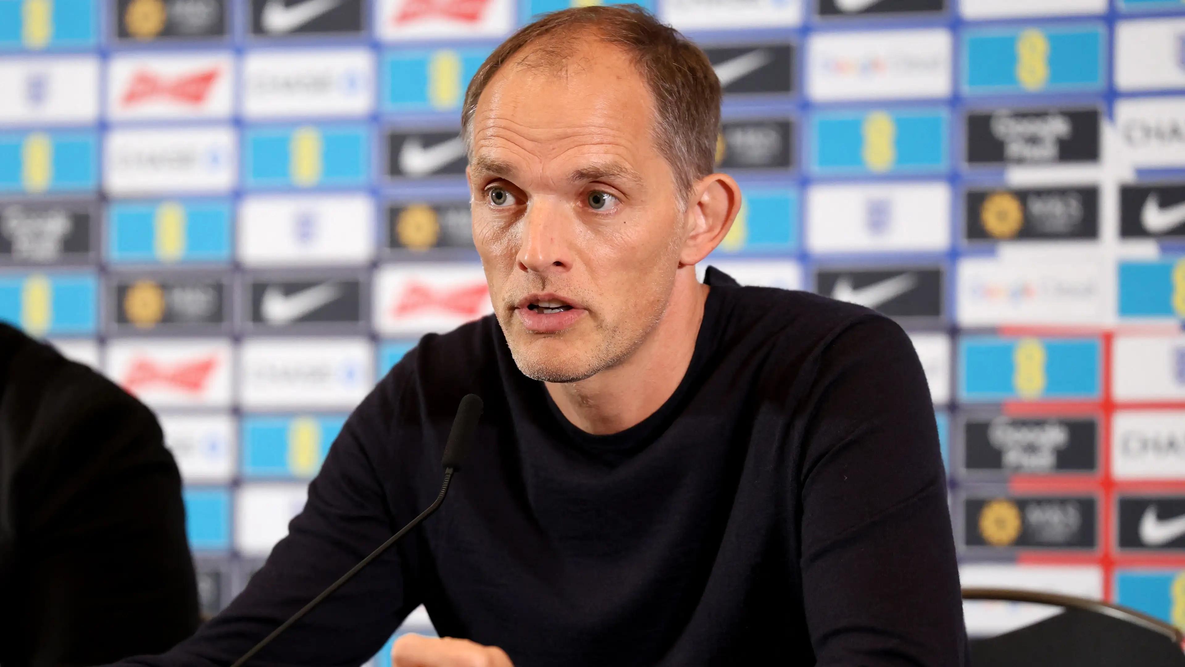 因为他在切, 他为纽卡斯, 从周二开始 因为他在切, 他为纽卡斯, 从周二开始